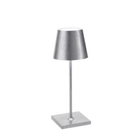 Lampada da tavolo con paralume conico e base quadrata in metallo cromato di colore grigio argento.