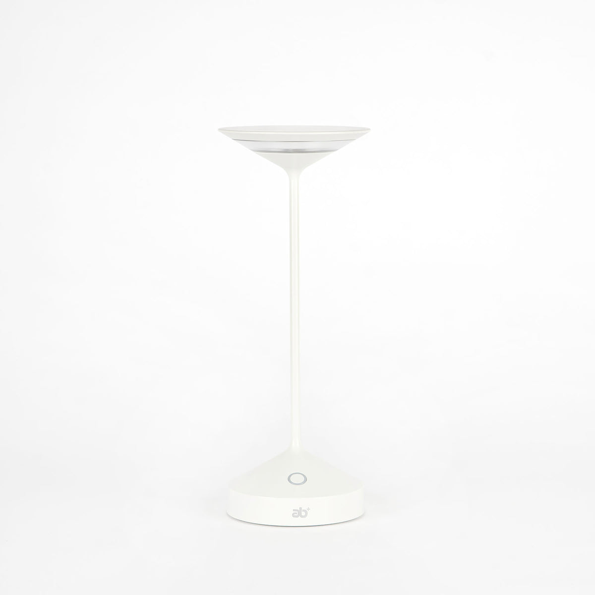 lampada da tavolo bianca con struttura snella e base con pulsante circolare e logo ab+, stilo minimal su sfondo bianco