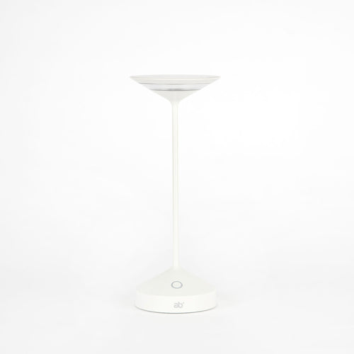 lampada da tavolo bianca con struttura snella e base con pulsante circolare e logo ab+, stilo minimal su sfondo bianco