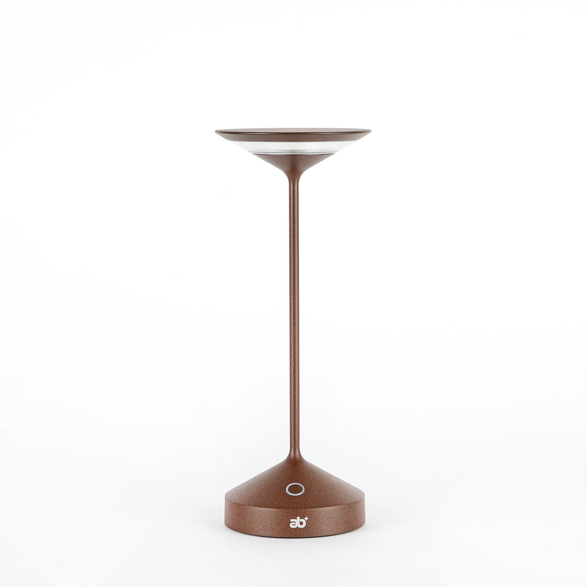 lampada da tavolo marrone con base larga con logo ab+, stelo sottile e paralume a forma di disco rovesciato bianco e marrone, sfondo bianco
