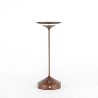 lampada da tavolo marrone con base larga con logo ab+, stelo sottile e paralume a forma di disco rovesciato bianco e marrone, sfondo bianco