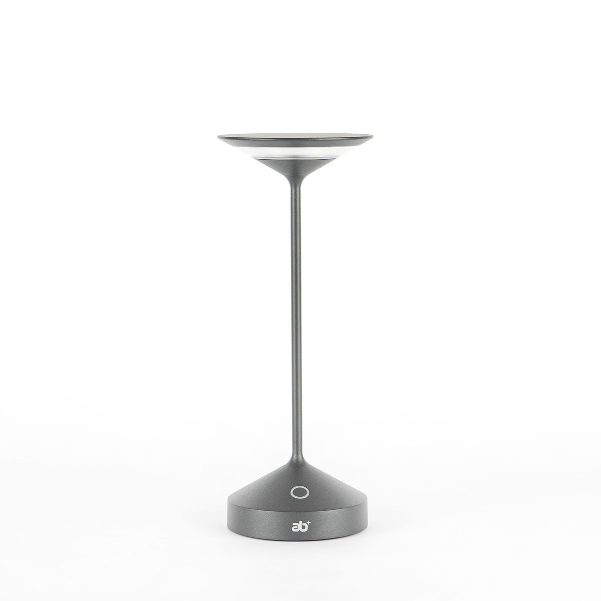lampada da tavolo grigia opaca con base conica, stelo sottile e diffusore piatto a forma di disco, logo ab+ bianco sulla base