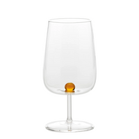 Calice da vino in vetro trasparente con stelo sottile, base circolare e piccola sfera decorativa gialla all'interno della coppa.