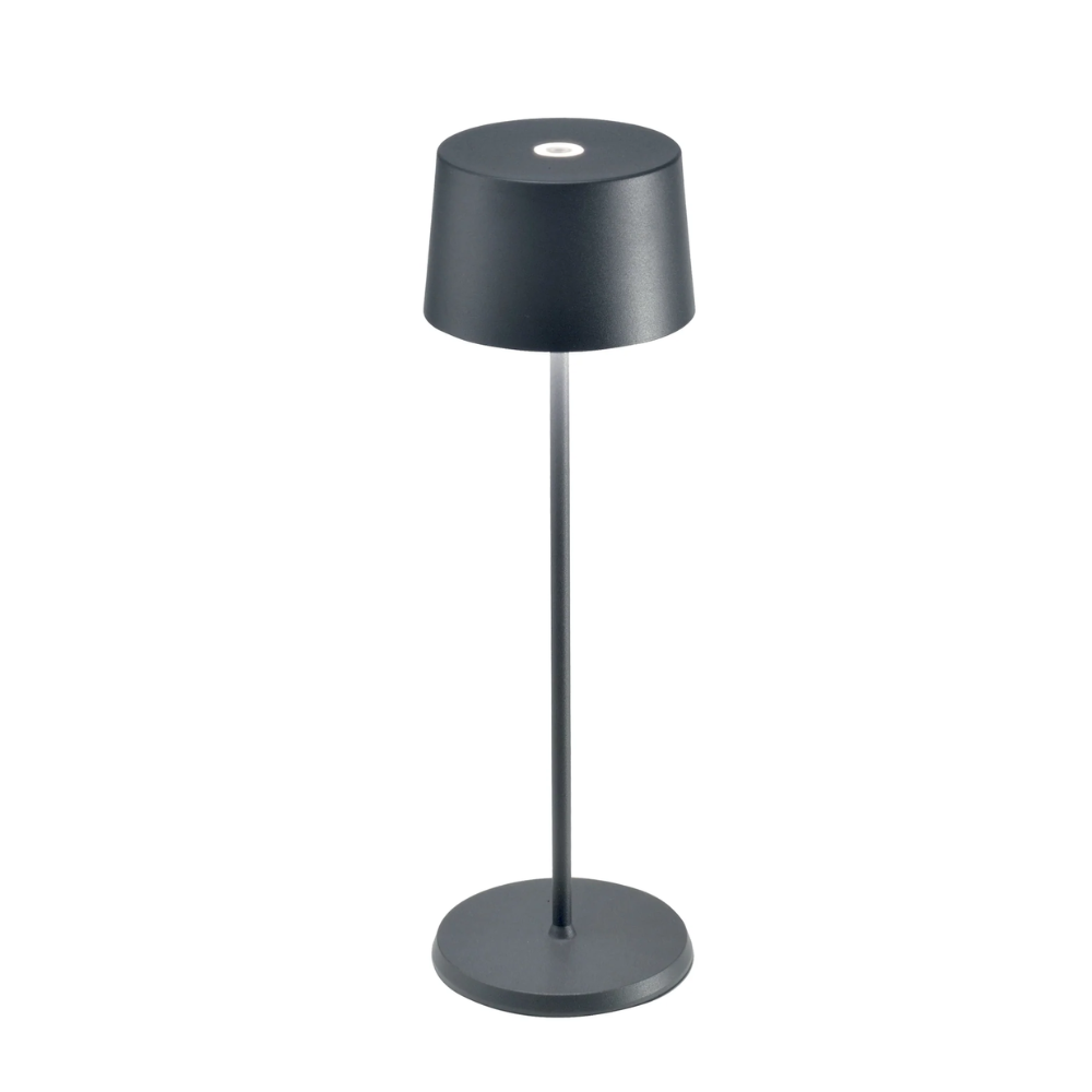 lampada da tavolo nera con paralume cilindrico, base rotonda e stelo sottile in metallo, sfondo bianco