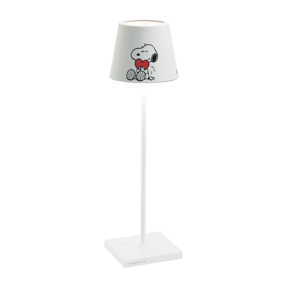 Lámpara de mesa blanca con pantalla decorada con Snoopy sentado abrazando un corazón rojo, base cuadrada blanca