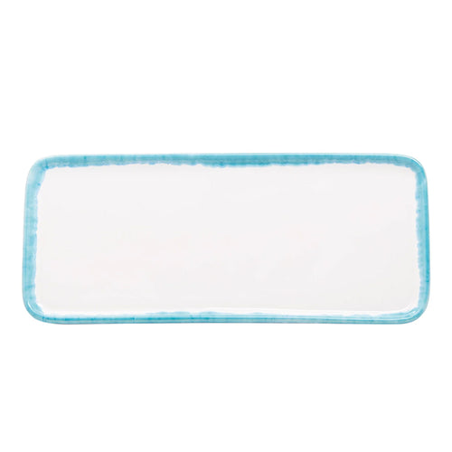 Vassoio rettangolare con bordo azzurro, superficie bianca lucida, in ceramica, su sfondo chiaro.
