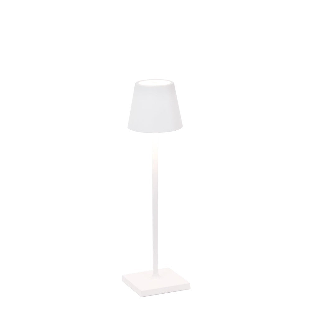Tischlampe mit quadratischer Basis, langem Stiel und kegelförmigem Schirm, alles in Weiß.