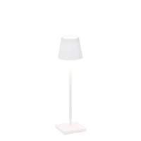 Tischlampe mit quadratischer Basis, langem Stiel und kegelförmigem Schirm, alles in Weiß.