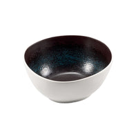 Bol en céramique blanche avec intérieur noir brillant et finition légèrement irrégulière, fond blanc neutre