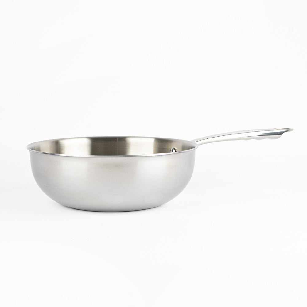 Tegame in acciaio inox, forma rotonda e fondo piatto, manico lungo, superficie lucida. Sfondo bianco pulito.
