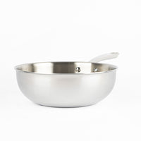 Casseruola in acciaio inox lucido, con manico sbattuto e tre fori. Fondo arrotondato, adatta per la cucina.