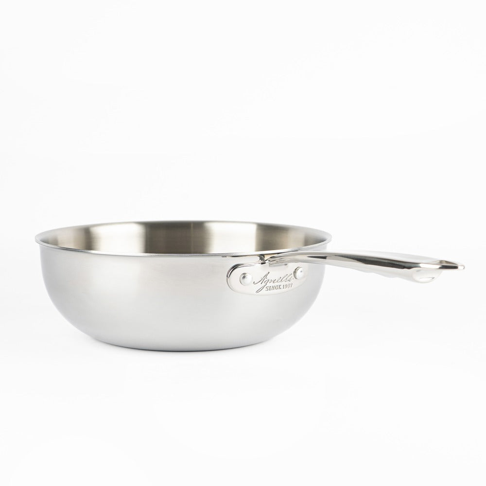 Pentola in acciaio inox lucido con manico lungo e logo "Agness" visibile. Fondo tondo e superficie liscia. Sfondo bianco.