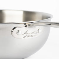 Pentola in acciaio inox lucido con manico e logo "Agnelli since 1907" visibile. Fondo chiaro e rotondo. Ambientazione neutra.