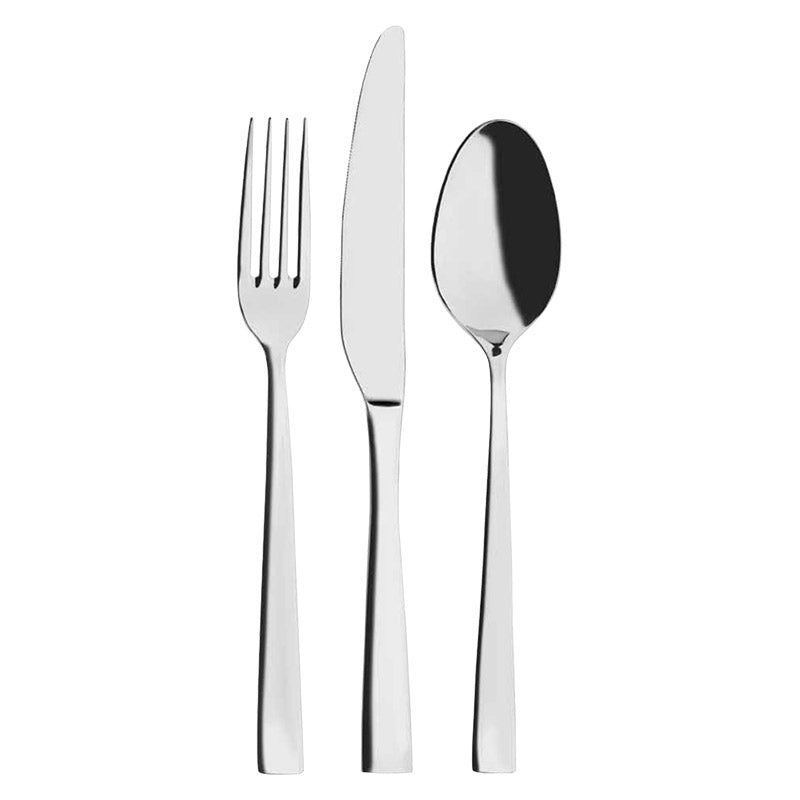 Set di posate in acciaio lucido composto da forchetta, coltello e cucchiaio su sfondo bianco.