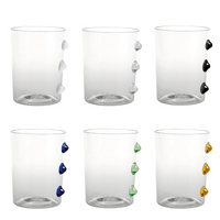 Six verres transparents en verre avec trois gouttes décoratives sur un côté, couleurs des gouttes : blanc, gris, noir, bleu, vert et jaune, sur