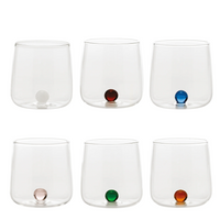 zes transparante glazen bekers met afgeronde voet en een gekleurde bol (wit, rood, blauw, roze, groen, oranje) ingebed in de