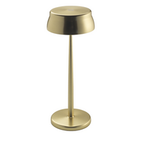Lampe de table à tige haute couleur or mat en métal avec base et abat-jour ronds, fond blanc.