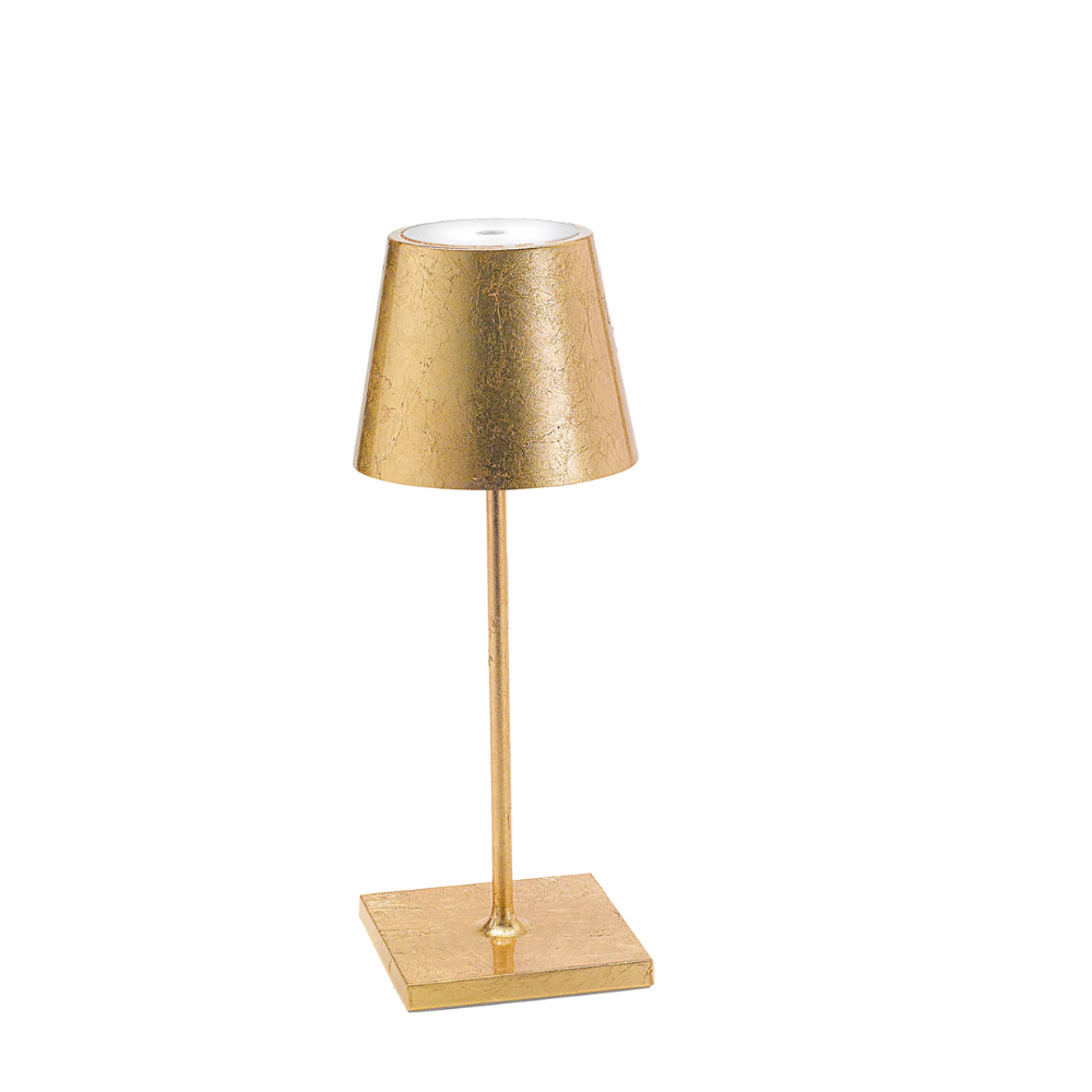 lampada da tavolo dorata con paralume conico, struttura sottile e base quadrata, finitura metallica lucida su sfondo bianco
