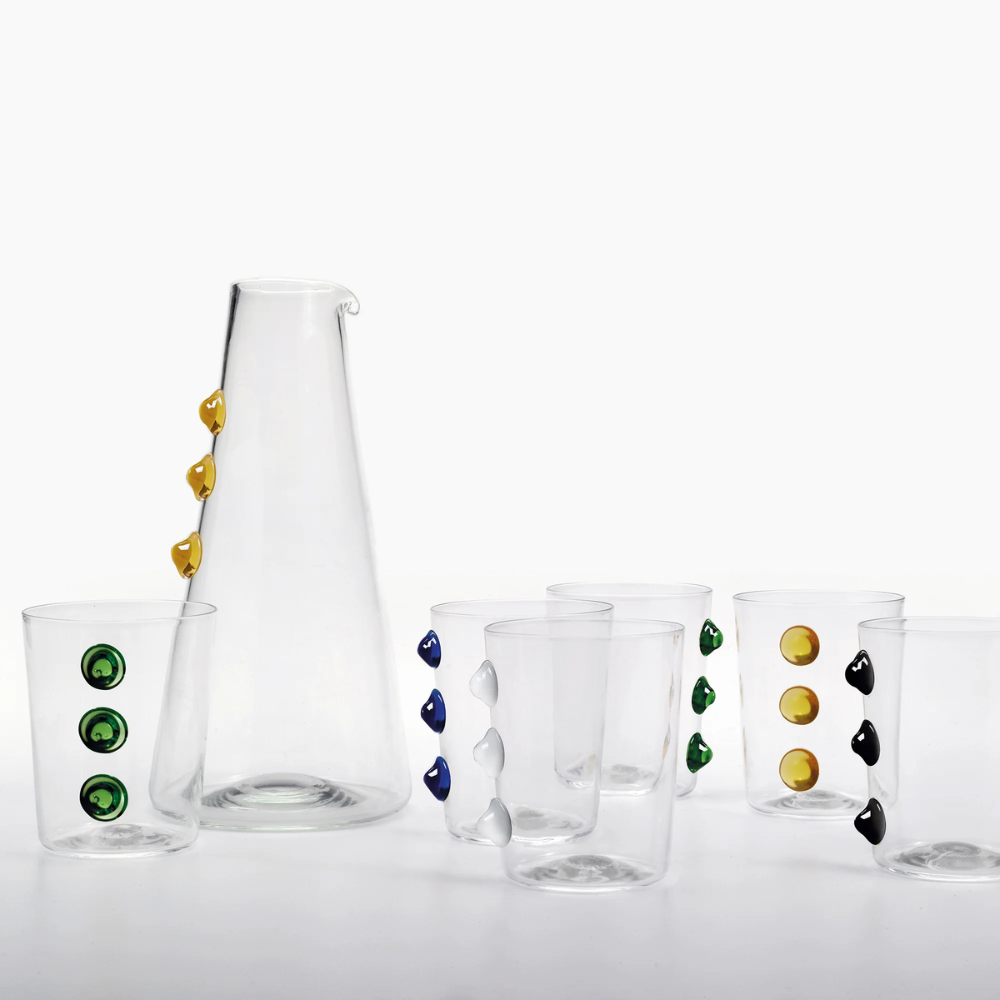 Set de huit pièces en verre transparent avec décorations en relief colorées, composé d'une carafe avec gouttes jaunes et sept verres avec gouttes