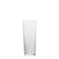 Transparentes Glas mit erhabener geometrischer Textur auf der Außenfläche, weißer Hintergrund.