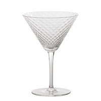 bicchiere da cocktail trasparente in vetro con superficie diamantata e stelo liscio su sfondo bianco