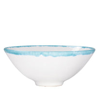 Ciotola bianca con bordo azzurro, di ceramica, forma conica e base rotonda, superficie liscia e rifinita.