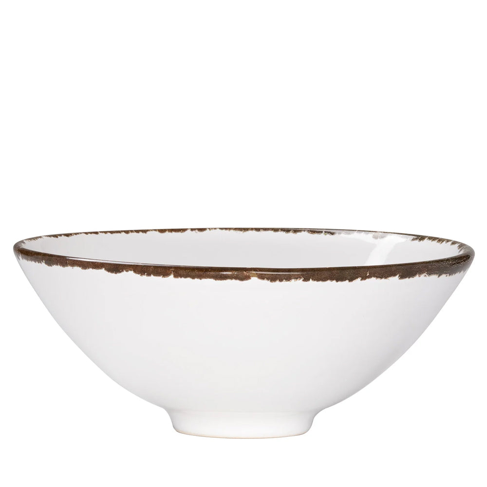 Ciotola bianca con bordo marrone, forma a cono rovesciato, ceramica lucida, ambientazione neutra.