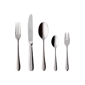 Cinque posate in acciaio inox lucido, disposte su sfondo bianco: forchetta, coltello, cucchiaio, cucchiaino e