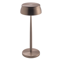 Lampe de table couleur cuivre avec base circulaire, tige fine et abat-jour rond en métal satiné, fond blanc