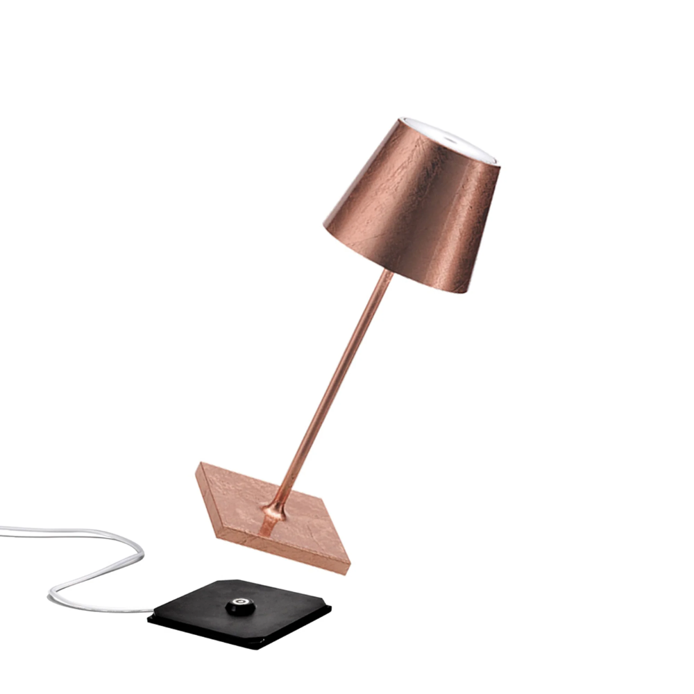 lampada da tavolo con corpo e paralume conico in metallo di colore rame, base quadrata in metallo rame, cavo elettrico bianco e base di