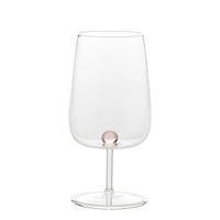 calice trasparente in vetro con base tonda e gambo centrale, sfera rosa chiaro decorativa alla base della coppa, sfondo bianco