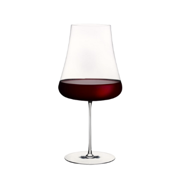 bicchiere di vetro trasparente con calice ampio contenente vino rosso, sfondo bianco neutro