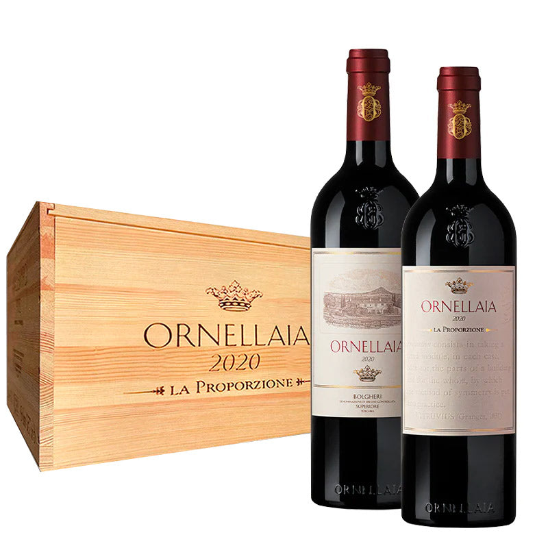 Due bottiglie di vino rosso Ornellaia 2020 con tappi rossi e cassetta in legno chiaro con scritte nere