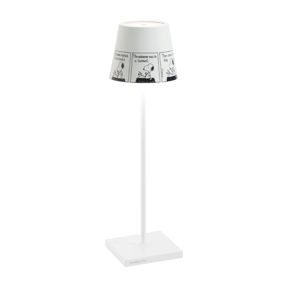 Lámpara de mesa blanca con base cuadrada y pantalla decorada con tiras de cómic en blanco y negro con Snoopy.