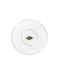 Sottopiatto trasparente circolare con una gemma verde centrata sopra, su sfondo bianco.