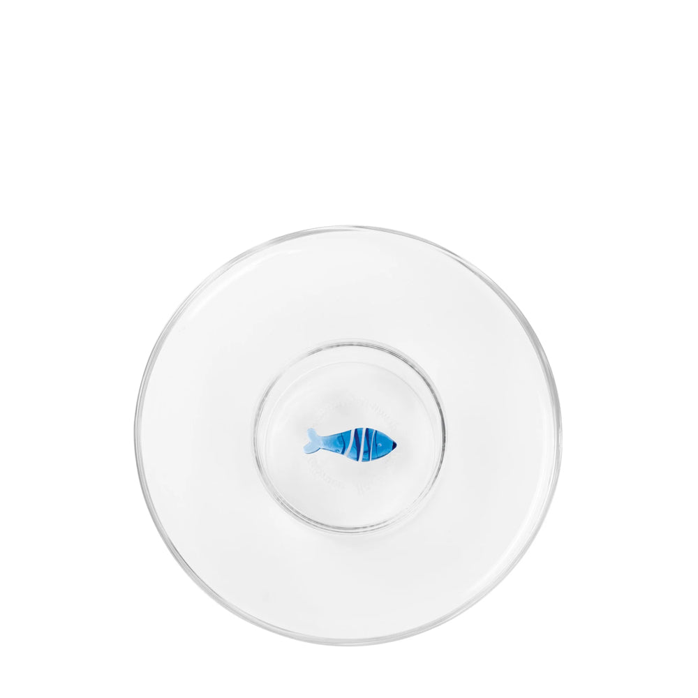 Piatto trasparente con pesce blu al centro, decorato con strisce, su sfondo bianco.