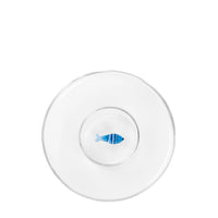 Piatto trasparente con pesce blu al centro, decorato con strisce, su sfondo bianco.