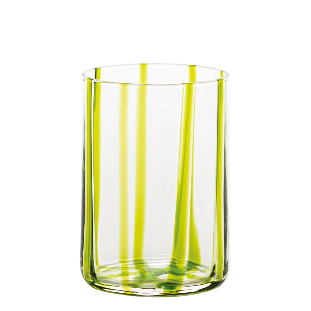 bicchiere trasparente cilindrico con strisce verticali giallo-verdi, materiale vetro, sfondo bianco neutro
