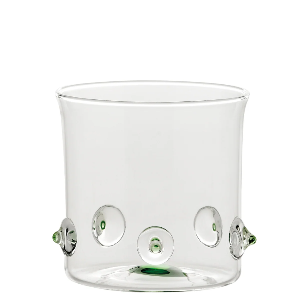 bicchiere trasparente di vetro con decorazioni rotonde e puntini verdi su sfondo bianco
